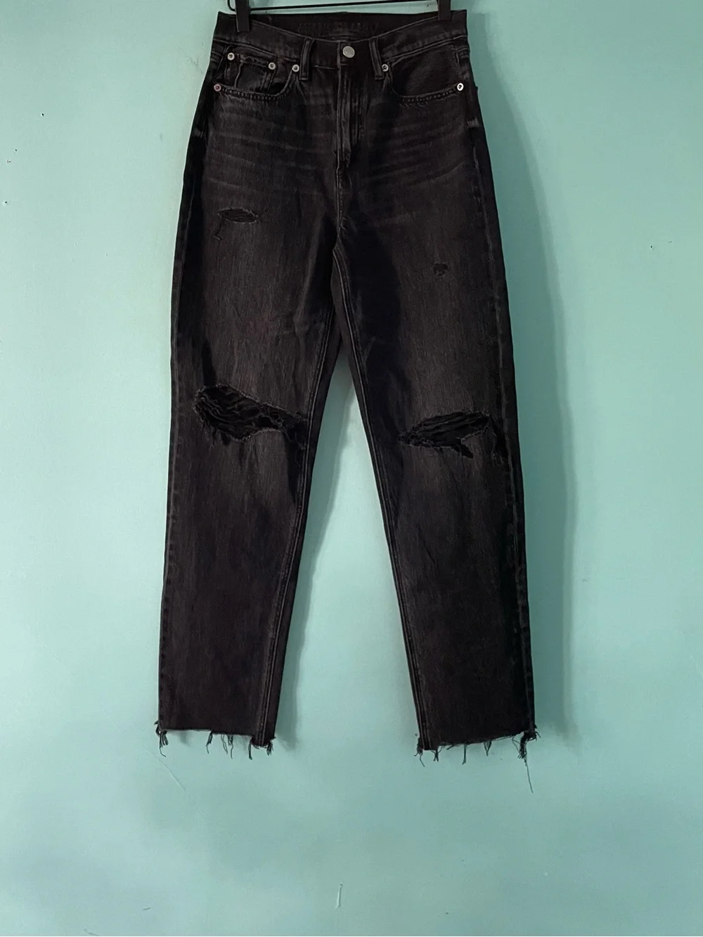 American Eagle Strigid Washed Black Distressed Ripped Knee Raw Hem 2 High Rise